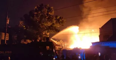 Gudang Rosok di Solo Terbakar, 12 Rumah Terdampak dan Puluhan Warga Ngungsi