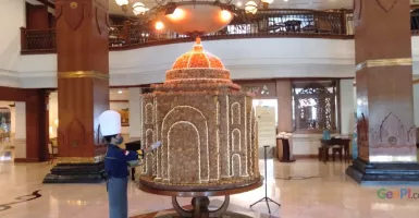 Ramadan, Hotel Ini Bikin Miniatur Masjid dari Kue Kembang Goyang