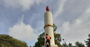 Peringati Harkitnas, Siswa SD di Solo Bersihkan Tugu Bersejarah