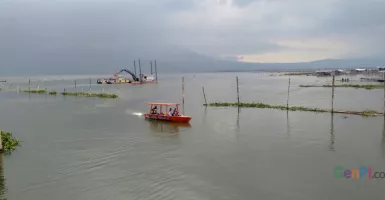 Menikmati Sore Keliling Rawa Pening Naik Perahu, Segini Tarifnya