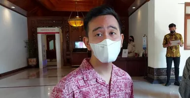 Uang Tabungan Haji Penjaga Sekolah di Solo Rusak Dimakan Rayap, Gibran: Nanti Tak Bantu