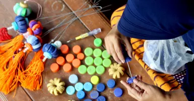 Kreatif, Warga di Lumajang Sulap Tutup Botol Jadi Hiasan