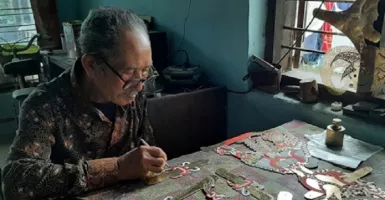 Mbah Broto, 60 Tahun Menggeluti Membuat Wayang Kulit