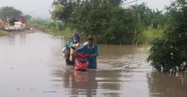Banjir Tutup Akses Jalan Morowudi Gresik, OMG!