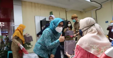 Vaksinasi Lansia Dapat Perhatian Ketua PKK Surabaya, Panutan!