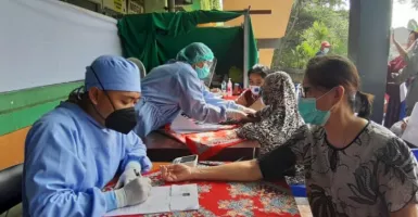 2.266 Pedagang Pasar di Surabaya Sudah Vaksin, Terus Bertambah