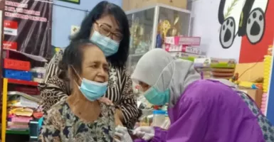 Dinkes Surabaya Vaksin Lansia, Sampai Naik Odong-odong