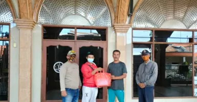 PSI Surabaya Sumbang Alat Kebersihan Masjid, Agar Ibadah Nyaman