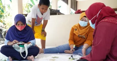 Dosen UK Petra Kenalkan Eco Print ke Warga Nginden, Surabaya