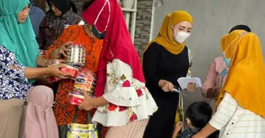 Kades Cantik Asal Lamongan Bagikan Santunan Bagi yang Membutuhkan