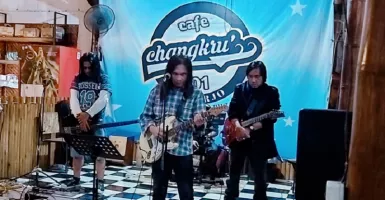 Royke Tur di 3 Kafe Bawakan Lagu Nanggala 402 Abadi di Samudra