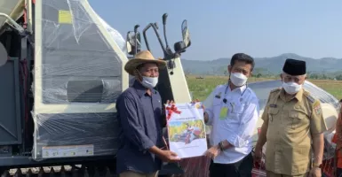 Janji Jokowi ke Petani Lunas, Satu Desa Digerojok Alat Pertanian