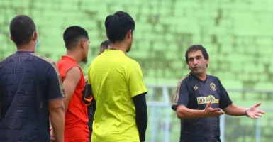 Alasan Pelatih Arema FC Belum Juga Rekrut Pemain Baru