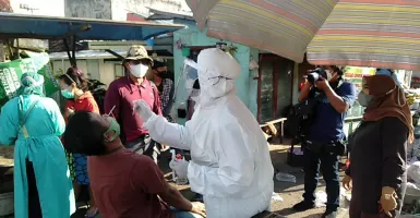 Puluhan Pedagang Pasar di Surabaya Tes Swab, Ada yang Menolak