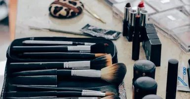Mudah Banget, Intip 5 Cara Membuat Makeup Tahan Lama