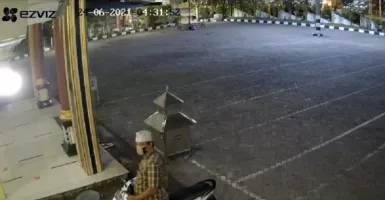 Santai Curi Sepeda Motor di Masjid, Wajahmu Terekam CCTV