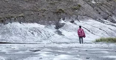Belum Puncak, Bromo Sudah Berubah Memutih bak Gunung Es