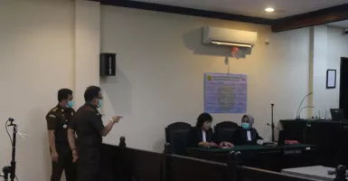 Suasana Sidang Perdana Kasus Pencabulan Terdakwa Dosen Unej