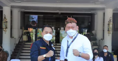 Kemensos Gerojok Ribuan Kilogram Beras untuk Surabaya