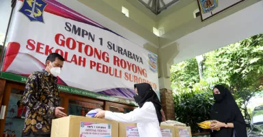 Aksi Sosial Siswa SMPN 1 Surabaya Patut Diacungi 2 Jempol
