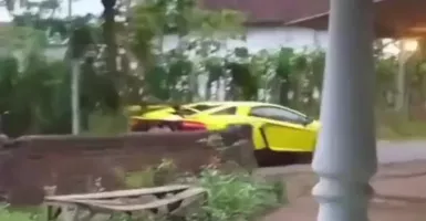 Heboh Lamborghini Kuning Melintas di Jalanan Sempit Desa