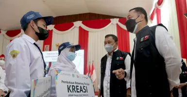OJK Gerojok Ratusan Juta untuk Pelajar Surabaya