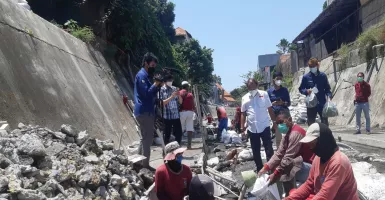 Cegah Banjir, Pemkot Surabaya Keruk Saluran Hingga Area Sempit