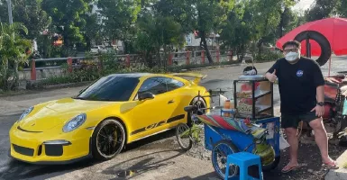 Naik Porsche, Crazy Rich Surabaya ini Mampir Beli Pentol