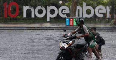 Cuaca Surabaya Menurut BMKG, Hujan Ringan disertai Petir