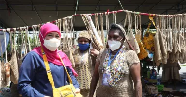Khofifah Siap Bantu Kembangkan UKM Karya Masyarakat Papua