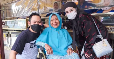 Crazy Rich Malang Ajak Ibu Trimah Naik Alphard, Siap Jadi Anaknya