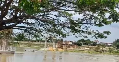 Perahu Penyeberangan Bengawan Solo Terbalik di Bojonegoro
