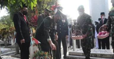 Tabur Bunga di TMP Suropati Malang, Peringati Hari Pahlawan