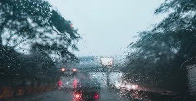 Pakar Unair Bagikan Tips Jaga Tubuh Tetap Prima Saat Musim Hujan
