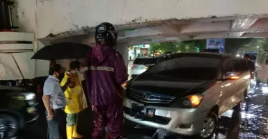Hujan Deras di Surabaya, Mobil Melompat Pembatas Jalan