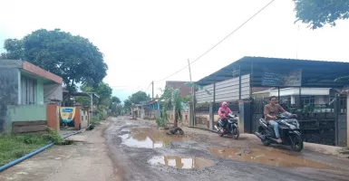 Jalan Plosokerep Rusak, Warga Geram, Tanam Pisang