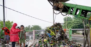 Armuji Sidak Pintu Air Tambak Wedi, Ingatkan Sampah