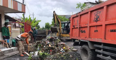 DKRTH Surabaya Bersihkan Saluran dan Sungai, Temukan Benda Aneh
