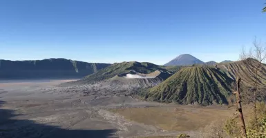 Aksi Turis Asing Buang Air di Puncak Gunung Bromo Dikecam, Keterlaluan!