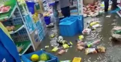 Banjir di Mojokerto, Barang-barang di Minimarket Mengapung