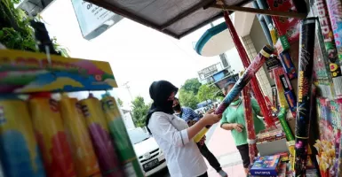 Satpol PP Surabaya Bakal Razia Pedagang Kembang Api dan Terompet