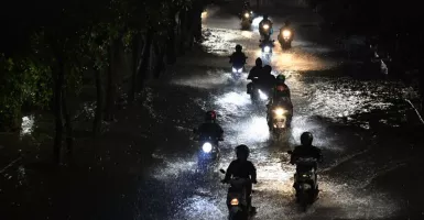 Hujan 3 Jam, Surabaya Banjir dan Pohon Tumbang