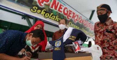 Seragam Sekolah Gratis Disalurkan ke MBR di Surabaya, Hamdalah