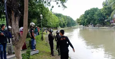 Kejadian Orang Tenggelam di Sungai Kalimas, Petugas Terus Mencari