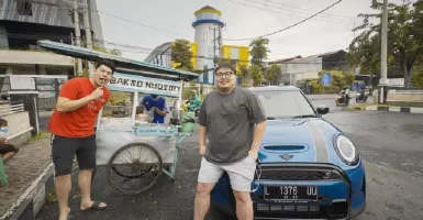 Jajan Bakso Pinggir Jalan, Mobil Crazy Rich Surabaya jadi Sorotan