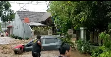 Banjir Rendam Pemukiman di Jember, Sebuah Mobil Terseret Arus