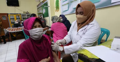 Wali Kota Surabaya Jempolan, Vaksin Booster Lansia Door to Door