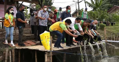Warga Surabaya Budi Daya Ikan di Bozem, Eri Cahyadi Mendukung