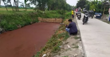 Heboh, Air Sungai di Mojokerto ini Berwarna Merah