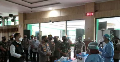 Berkunjung ke Isoter Asrama Haji Surabaya, Kapolri Beri Bantuan